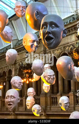 Teste Galleggianti A Kelvingrove Art Gallery Glasgow, Scozia. Foto Stock