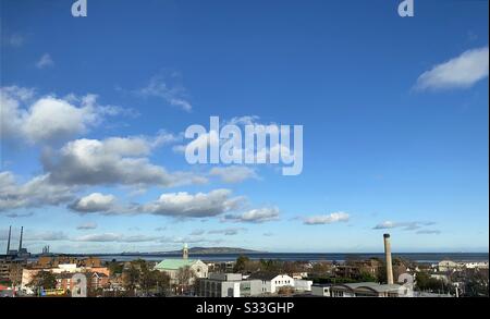 Una vista panoramica della Baia di Dublino, Irlanda dalle Torri Poolbeg al Monte Merrion con Howth Head in lontananza. Foto Stock