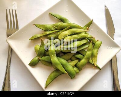 Edamame. Fagioli di soia cotti. Foto Stock