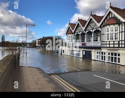 Le inondazioni del fiume Severn interessano il pub Old Rectifying House, lungo N Parade, a Worcester, Regno Unito. Preso dal ponte Worcester nel febbraio 2020. Foto Stock