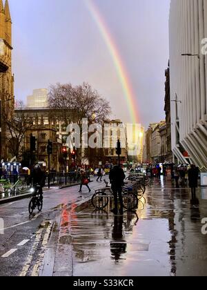 Tempo del Regno Unito: Un arcobaleno splende sopra l'edificio Walkie Talkie, come si riflette su una strada piovosa in Viadotto Holborn, Londra, Inghilterra. Foto Stock