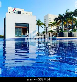 Nella piscina a sfioro Turquoize Tower per soli adulti, Hyatt Ziva, Cancun, Quintana Roo, Penisola dello Yucatan, Messico Foto Stock