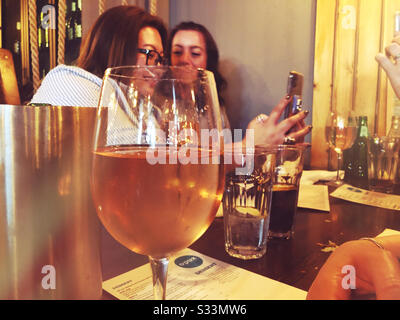 Un amico che si diverte insieme e che gusta qualche drink in un ristorante. Foto Stock