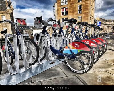 In una strada di Edimburgo potrete noleggiare biciclette Foto Stock