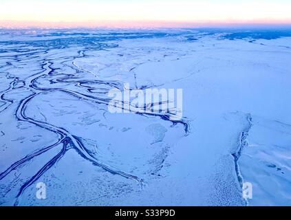 Veduta aerea della tundra congelata e dei sistemi fluviali locali nell'Artico dell'Alaska in inverno. Vicino Kotzebue, Alaska Nel Nord-Ovest Arctic Borough Foto Stock