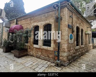 Un bel vecchio edificio nel quartiere di Nahalat Shiv'a a Gerusalemme. Foto Stock