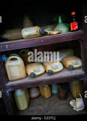 Benzina in vendita in contenitori di plastica al punto panoramico sul Lago Batur, Bali, Indonesia Foto Stock