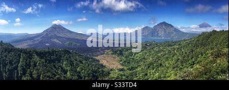 Monte Batur, che mostra un recente flusso di lava, Lago Batur, Monte Abang e Monte Agung, Bali, Indonesia Foto Stock