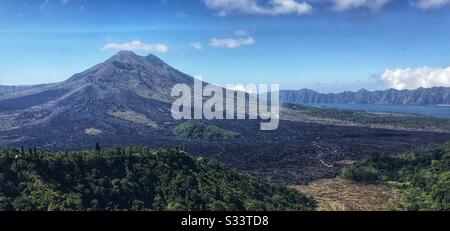 Monte Batur mostrando recente flusso di lava, Bali, Indonesia Foto Stock