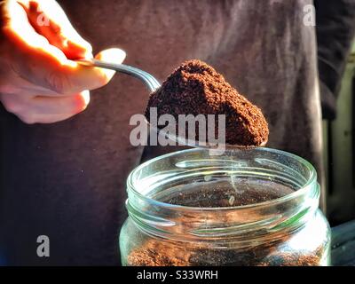 Preparare il caffè al mattino , forte misurazione di spoonful Foto Stock