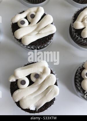 Mummy cupcake su vassoio cupcake Foto Stock