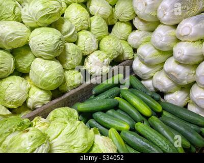 verdure fresche verdi in vendita Foto Stock