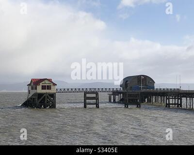 La vecchia e la nuova stazione di Lifeboat a Mumbles in Swansea e Mumbles Pier Foto Stock