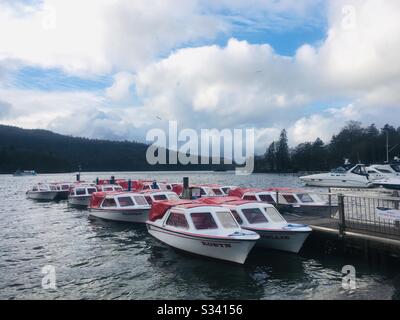 Imbarcazioni da diporto sul lago Windermere a Bowness, Lake District Foto Stock