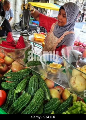 Una stalla vende succhi di frutta e verdura appena spremuti, Kuala Lumpur, Malesia Foto Stock