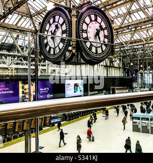 L'orologio a quattro facce alla stazione di Waterloo di Londra sopra l'atrio principale Foto Stock