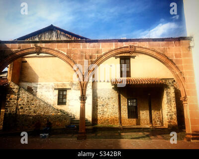 Un vecchio edificio spagnolo nella città messicana di Patzcuaro a Michoacan, Messico Foto Stock