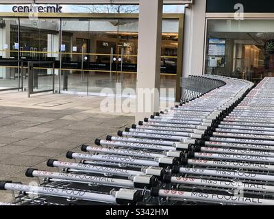 I carrelli attendono i clienti al di fuori del centro commerciale Milton Keynes Intu Foto Stock