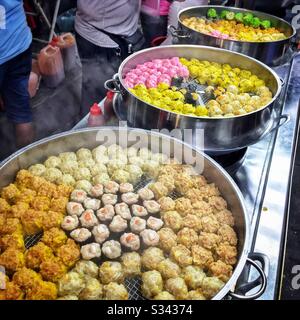 Gnocchi dim sum assortiti in vendita a Jalan Alor, un mercato alimentare Hawker a Bukit Bintang, Kuala Lumpur, Malesia Foto Stock