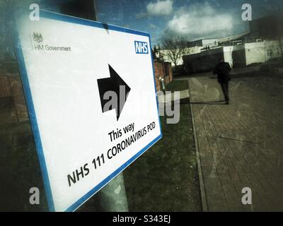 Coronavirus NHS 111 Covid 19 segno di direzione Regno Unito Foto Stock
