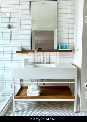 Semplice lavandino bianco con piastrelle bianche Foto Stock