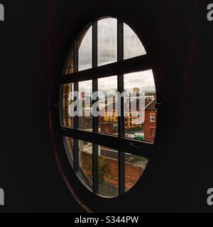 Vista di Glasgow da una finestra rotonda. Foto Stock