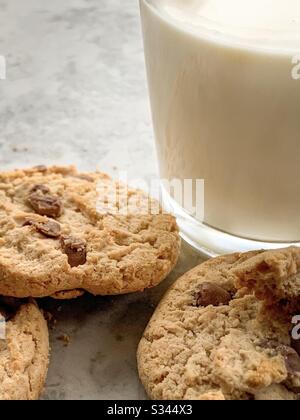 Biscotti e crema. Biscotti e latte. Snack per bambini. Trattamento prima del letto. Primo piano dei cookie Foto Stock