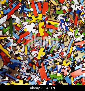 Pezzi di puzzle Jigsaw dai colori vivaci Foto Stock