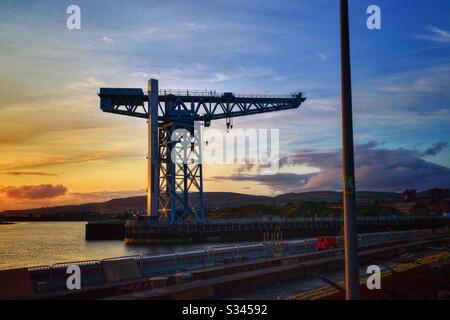 Gru Titan sul fiume Clyde a Clydebank al tramonto. Foto Stock