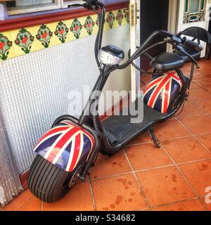 Scooter elettrico decorato con bandiere dipinte Union Jack, George Town, Penang, Malesia Foto Stock