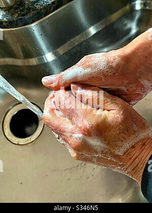 Uomo che lava le mani 2 Foto Stock
