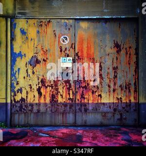 Una porta da garage dipinta di ruggine a Batu Ferringhi, Penang, Malesia Foto Stock
