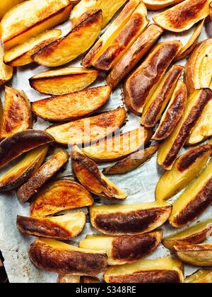 Zeppe di patate dorate arrostite direttamente dal forno Foto Stock