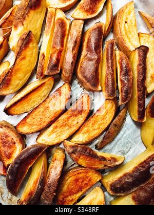 Zeppe di patate dorate arrostite direttamente dal forno Foto Stock