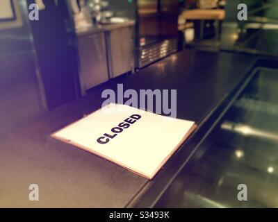 Marzo 2020, le piccole imprese chiudono per prevenire la diffusione del coronavirus da contatto umano, New York City, USA Foto Stock