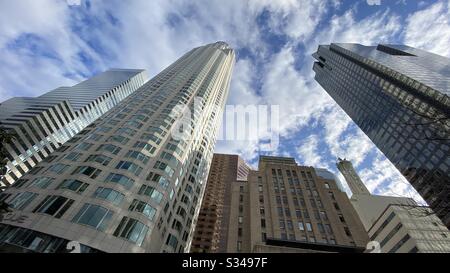 LOS ANGELES, California, 2020 MARZO: Grandangolo, guardando verso l'alto la US Bank Tower, la gas Company Tower e gli edifici vicini nel centro città in giornata Foto Stock