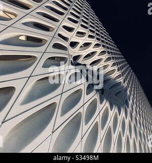 LOS ANGELES, CA, MAR 2020: Dettagli architettonici sull'esterno del vasto museo d'arte nel centro città, notte Foto Stock