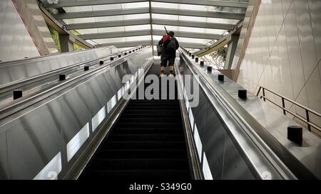 LOS ANGELES, CA, MAR 2020: Scala mobile uomo da Pershing Square Station sulla METROPOLITANA LA nel centro città Foto Stock
