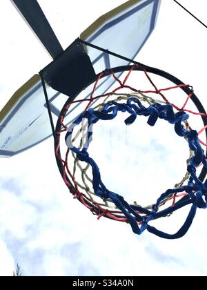 Basketball hoop dal di sotto Foto Stock