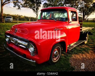 Vista frontale di tre quarti di un pick-up V8 Ford F-100 di seconda generazione restaurato 1956 con trasmissione Ford-o-Matic Foto Stock