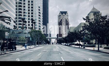 LOS ANGELES, California, 2020 MARZO: Vista lungo la 5th St nel centro città, con fondo di grattacieli e biblioteca pubblica visibile. Traffico con autobus in avvicinamento. Foto Stock