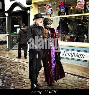 Persone in costumi creativi durante un evento cosplay. Weekend di Whitby Goth. Le coppie più anziane indossano abiti gotici vintage Foto Stock