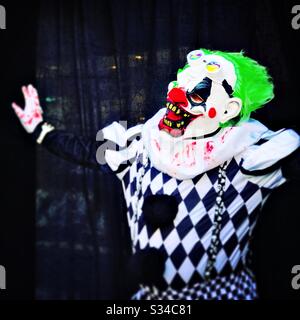 Persona in un costume creativo durante un evento cosplay. Weekend di Whitby Goth. Uomo in horror spaventoso clown maschera vestito Foto Stock