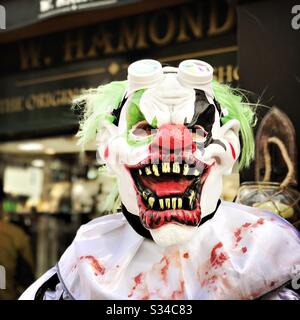 Persona in un costume creativo durante un evento cosplay. Weekend di Whitby Goth. Uomo in horror spaventoso clown maschera Foto Stock