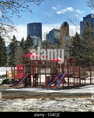 Parco giochi deserto nel Prince’s Island Park, Calgary, Alberta, Canada, dopo che la città ha chiuso tutti i parchi giochi per prevenire la diffusione di Covid-19 Foto Stock
