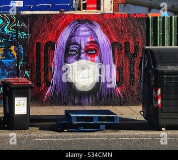 Maschera facciale ispirata Street Art a Lewes Road, Brighton. Foto Stock