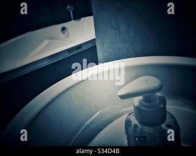 Disinfettante con gel d'alcol liquido detergente mani per prevenire il virus corona covid-19 Foto Stock