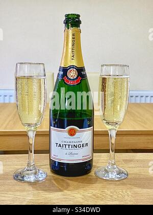 Due flute di vetro e una bottiglia di champagne Tattinger Foto Stock