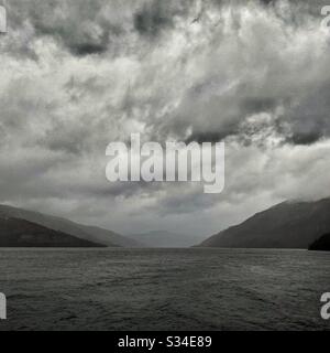 Cieli tempestosi su Loch Lomond in Scozia, Regno Unito Foto Stock