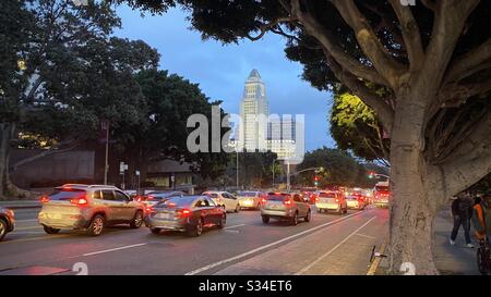 LOS ANGELES, CA, MAR 2010: Traffico al crepuscolo con luci posteriori rosse nel centro città, City Hall illuminato sullo sfondo Foto Stock